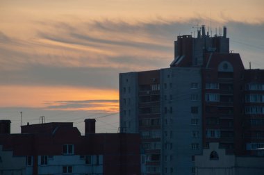 Şehrin üzerinde bulutlu gün batımı
