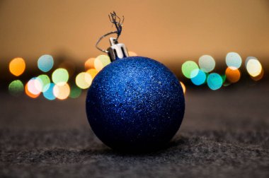 Çelenk arkaplanındaki Noel oyuncağı