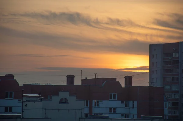 Bewölkter Sonnenuntergang Über Der Stadt — Stockfoto