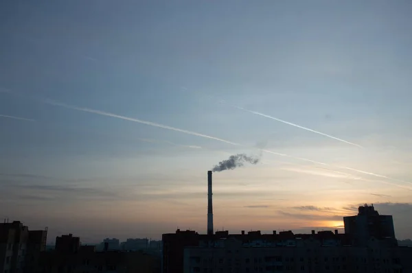 Rauch Aus Schornstein Blauen Himmel — Stockfoto