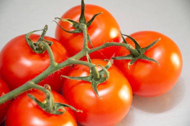 Siyah arkaplanda taze domatesler