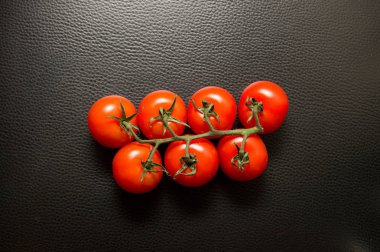 Siyah arkaplanda taze domatesler