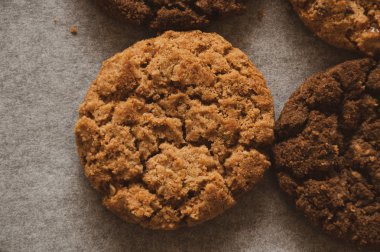 Ev yapımı fındıklı yulaf ezmeli kurabiye.