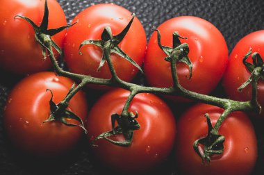 Siyah arkaplanda taze domatesler