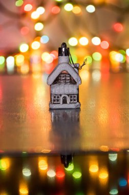 Çelenk arkaplanındaki Noel oyuncağı