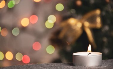 Noel oyuncağı ve çiçek arkaplanda mum