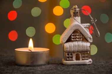 Noel oyuncağı ve çiçek arkaplanda mum