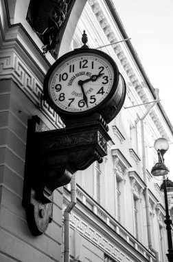 Kuledeki eski büyük saat. 