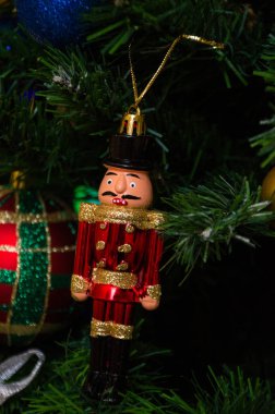 Ağaçta noel fındıkkıranı süslemesi