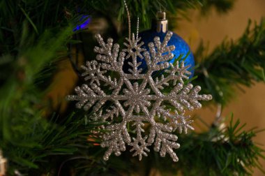 Süslü ve hediyeli Noel ağacı
