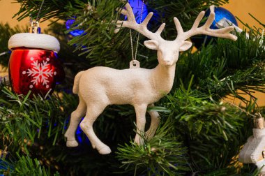 Noel ağacında geyik