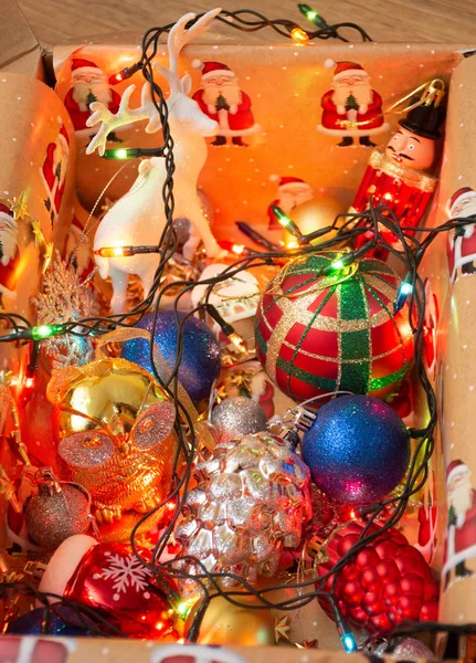 İçinde çelenkler ve Noel süsleri olan bir kutu. 