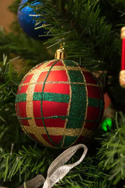Χριστουγεννιάτικο Δέντρο Στολίδια Και Δώρα — Φωτογραφία Αρχείου