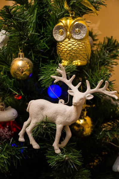 Ελάφια Στο Χριστουγεννιάτικο Δέντρο — Φωτογραφία Αρχείου