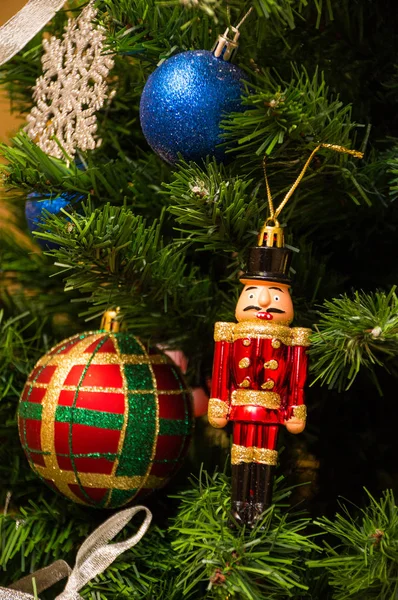 Χριστουγεννιάτικη Διακόσμηση Καρυοθραύστη Στο Δέντρο — Φωτογραφία Αρχείου