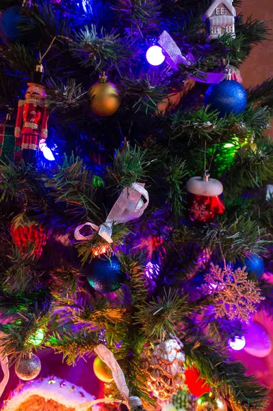 Рождественская Елка Орнаментами Подарками — стоковое фото