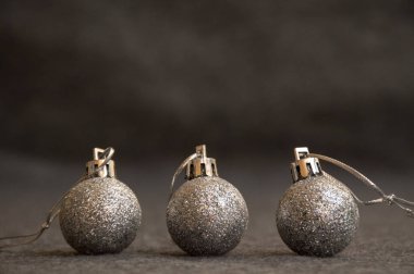 Gümüş mücevherli Noel kartı.