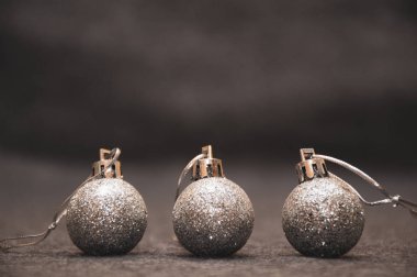 Gümüş mücevherli Noel kartı.