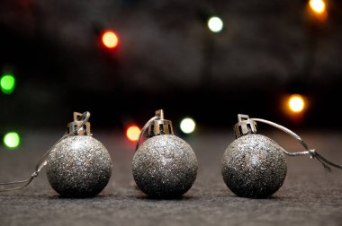 Gümüş mücevherli Noel kartı.