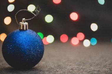 Çiçek arkaplanda takılı noel kartı.