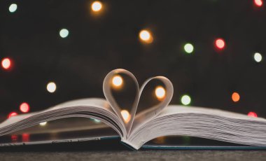 Sayfalarca kitap kalp şeklinde.