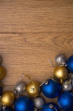 Ahşap arka planda noel topları