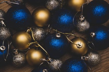 Renkli Noel balolarına sahip soyut bir arkaplan