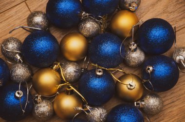 Renkli Noel balolarına sahip soyut bir arkaplan