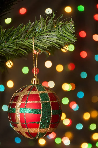 Χριστουγεννιάτικη Διακόσμηση Μπιχλιμπίδι Στο Κλαδί Του Χριστουγεννιάτικου Δέντρου — Φωτογραφία Αρχείου