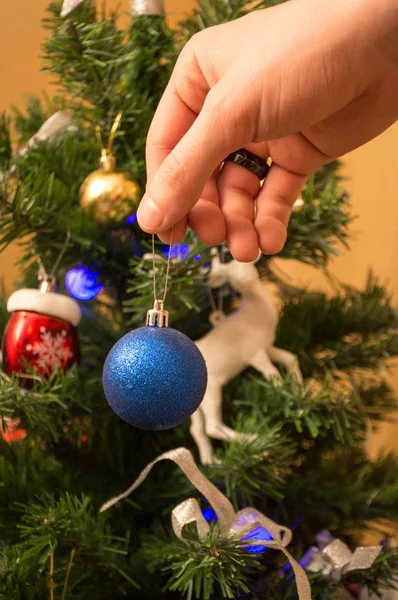 Powiesić Boże Narodzenie Piłka Dekoracji Tle Drzewa — Zdjęcie stockowe