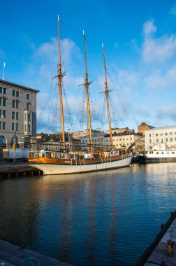 Şehir limanında gemi