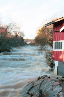 Nehirdeki hidroelektrik santrali barajı