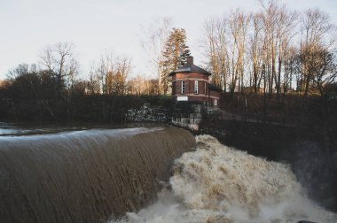 Nehirdeki hidroelektrik santrali barajı