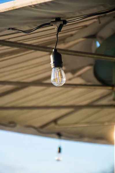 Lampen Auf Dem Hintergrund Einer Stadtbucht — Stockfoto