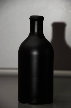 Gri arka plan üzerinde şarap şişe