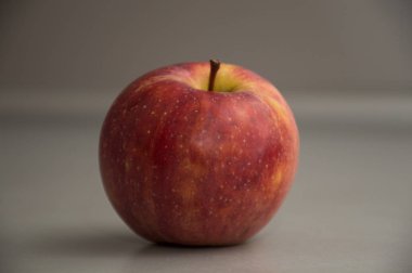 siyah arka plan üzerine elma