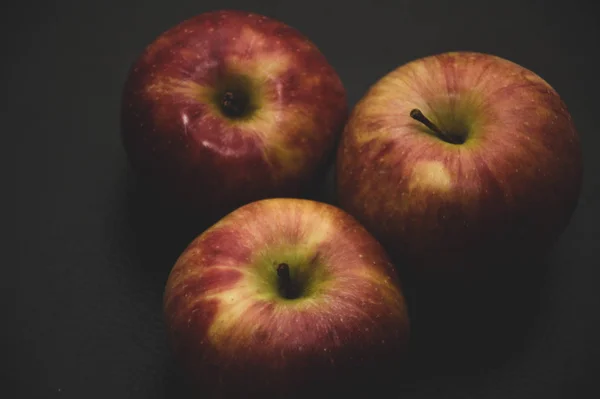 Яблоки Черном Фоне — стоковое фото