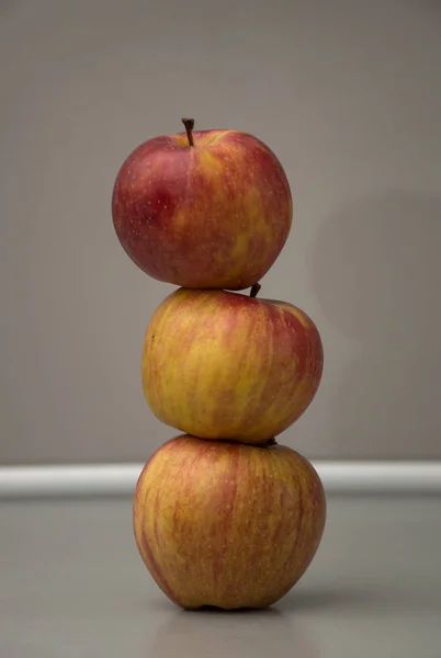 Яблоки Черном Фоне — стоковое фото