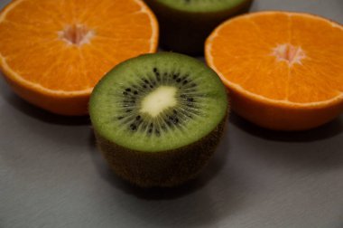 kivi ve turuncu beyaz arkaplan