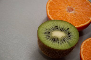 kivi ve turuncu beyaz arkaplan