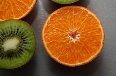 kivi ve turuncu beyaz arkaplan