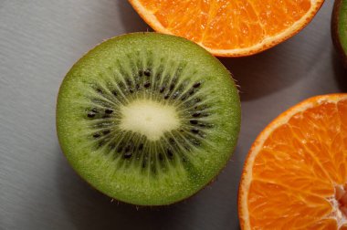 kivi ve turuncu beyaz arkaplan