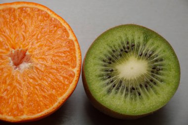 kivi ve turuncu beyaz arkaplan