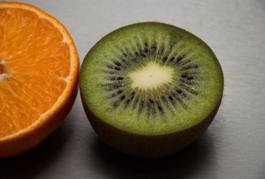 kivi ve turuncu beyaz arkaplan