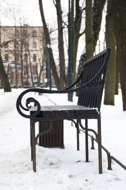 Kış parkındaki banklar