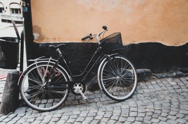 Sokaktaki eski bisiklet.