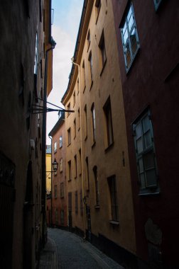 Eski Avrupa şehrinde renkli evler 