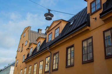Eski Avrupa şehrinde renkli evler 