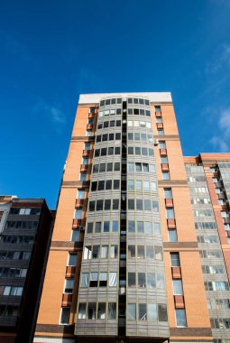 kırmızı tuğlalı modern apartman