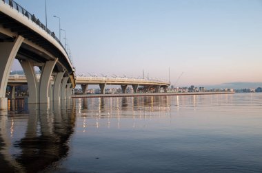 Geceleri ışık saçan köprü Fince körfezi